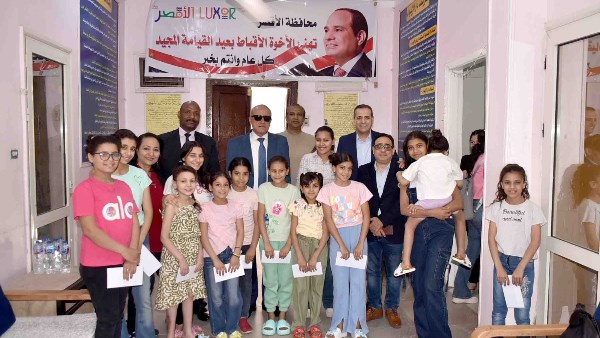 محافظ الأقصر يزور أطفال جمعيتي أصدقاء الكتاب المقدس وجنود المسيح للتهنئة باحتفالات عيد القيامة المجيد