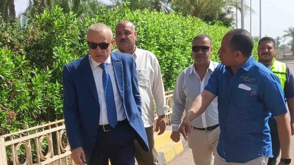 محافظ الأقصر يقود جولة ميدانية صباحية بشوارع المدينة ويوجه بإزالة الإشغالات وتحسين المظهر العام