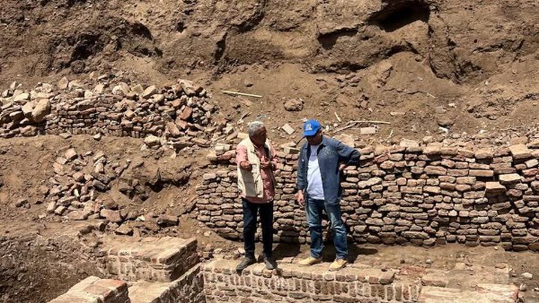 مدير آثار الأقصر يتابع حفائر إسنا والطود ميدانيًا