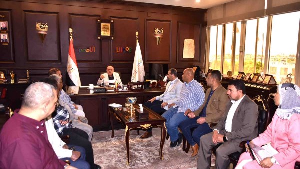 محافظ الأقصر يناقش ملفات التقنين لاملاك الدولة والتصالح والمتغيرات ومستوى الخدمات مع رؤساء المدن