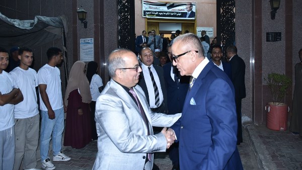 محافظ الأقصر يزور الكنائس ويهنئ الأخوة المسيحيين بعيد القيامة المجيد ويؤكد وحدة النسيج الوطني