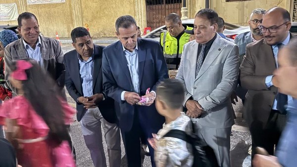 رئيس مدينة الأقصر يوزع الهدايا على المواطنين الأقباط والأطفال في الكنائس بمناسبة عيد القيامة المجيد