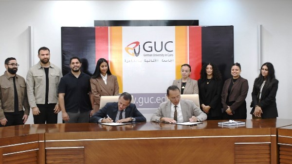 جانب من توقيع البروتوكول 