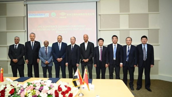 جانب من توقيع البروتوكول 