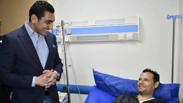 وزير الشباب والرياضة يزور احد عاملي النظافة