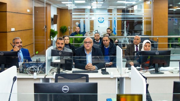 محافظ الإسكندرية داخل مركز السيطرة