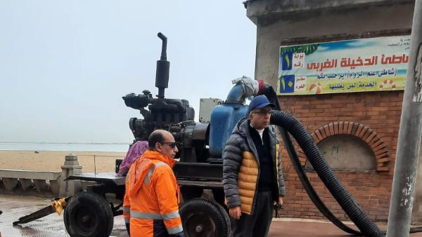 رئيس صرف الإسكندرية يتابع شفط المياه بالعجمي