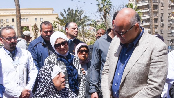 المحافظ يتفقد عيادتي الإسكندرية وسموحة