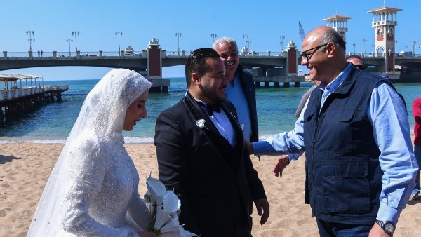  محافظ الإسكندرية يشارك عروسين فرحتهما 