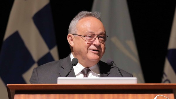 الدكتور أحمد زايد