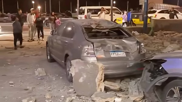 تدمير سيارتين أسفل العقار