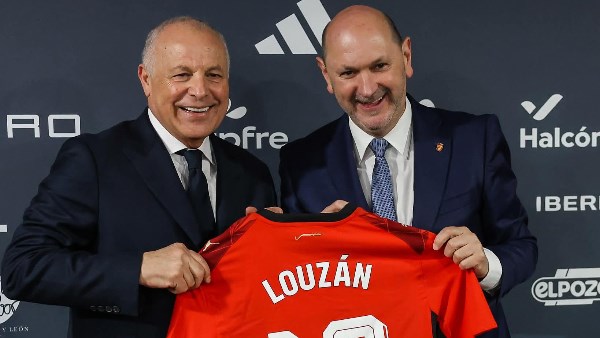 هاني أبو ريدة رئيس اتحاد الكرة رفقة رئيس الاتحاد الإسباني