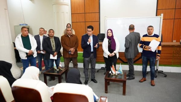 خلال مرور نائب محافظ مطروح على القوافل التعليمية 