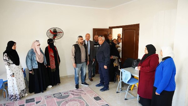 محافظ مطروح خلال  الجولة 