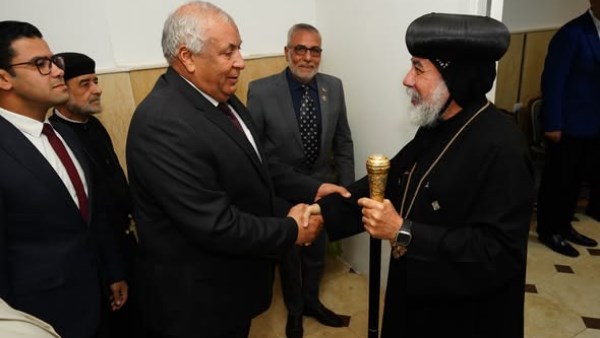 محافظ مطروح خلال تهنئة الاقباط بعيد القيامة