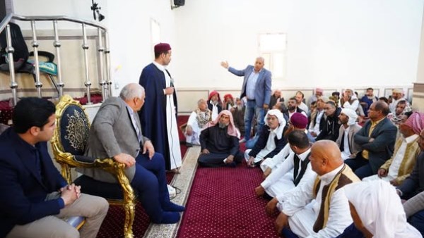 محافظ مطروح خلال اللقاء واهالى قرية اطنوح