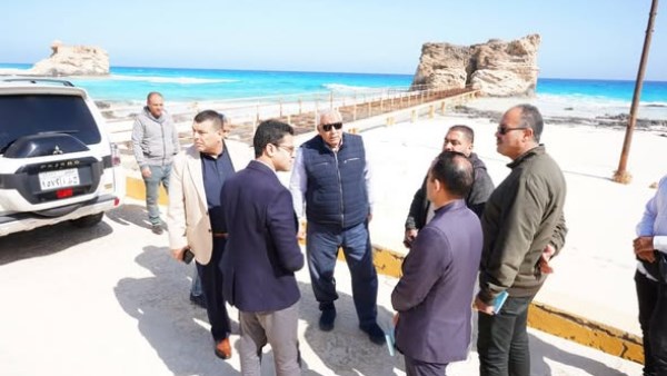 محافظ مطروح خلال الجولة 