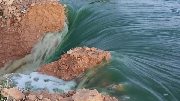 انهيار احد السدود وتدفق مياة الصرف