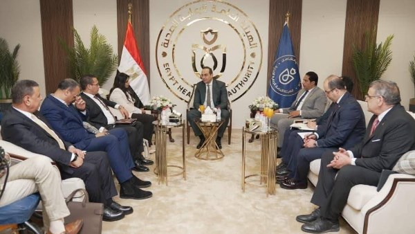  رئيس الرعاية الصحية مع نواب الإسماعيلية