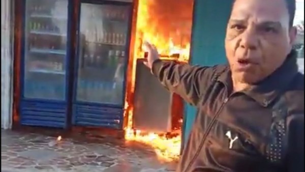 المواطن خلال إشعال الحريق بالكشك 