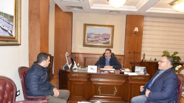 المحافظ يطالب بتقليل فترات انتظار المرضى وتحسين جودة الخدمة