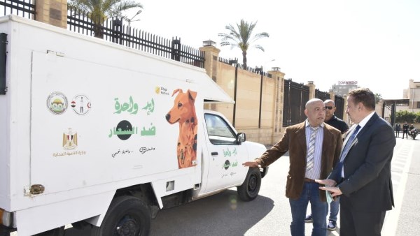 محافظ بورسعيد يتفقد نموذجًا للسيارات المخصصة لجمع الكلاب الحرة من الشوارع