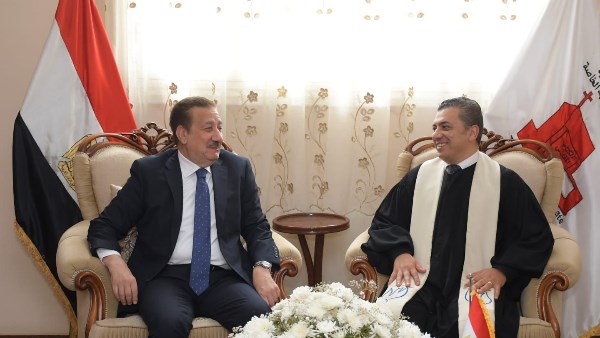 محافظ بورسعيد يزور الكنيسة الإنجيلية