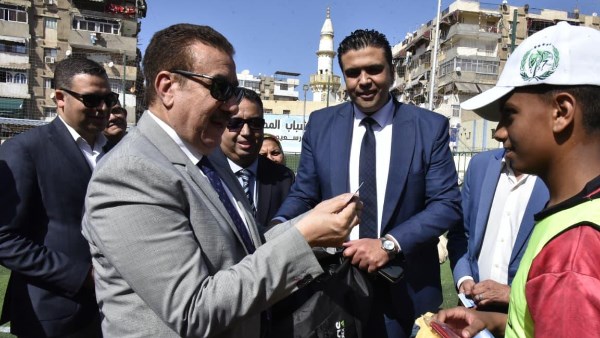 المحافظ يوزع كارنيهات عضوية دائمة وزي رياضي وشنط رياضية على الأطفال