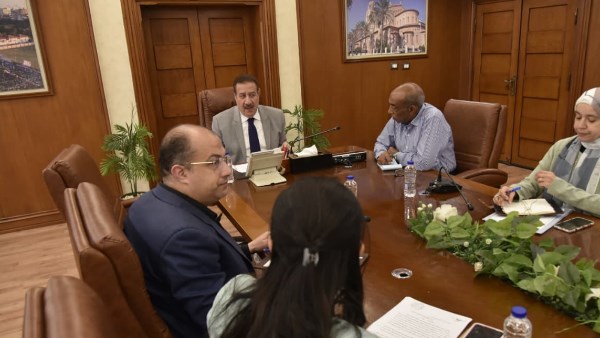 محافظ بورسعيد يعقد اجتماعًا موسعًا لمتابعة مشروعات تطوير البنية التحتية للمساكن و الطرق والميادين