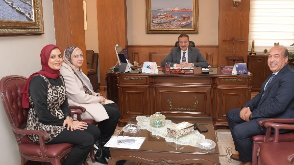 محافظ بورسعيد يستقبل وفدًا من حياة كريمة لبحث سبل التعاون المشترك