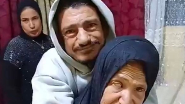 سيدة بورسعيد المسنة حاملة ابنها 