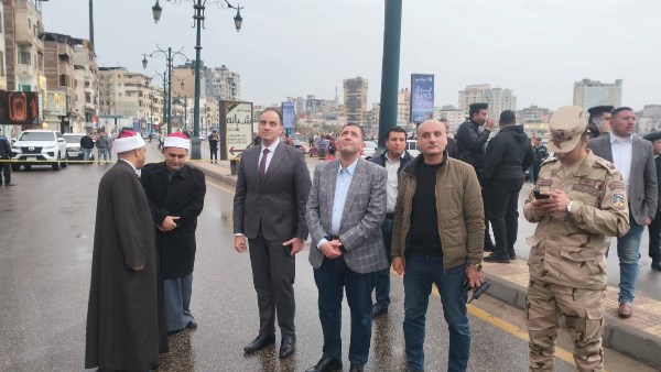 محافظ دمياط يتابع ميدانيًا أعمال إزالة هلال مئذنة مسجد البحر على خلفية حدوث ميل به