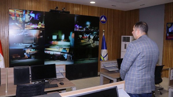 من داخل مركز السيطرة .. محافظ دمياط يتابع تطبيق قرار غلق المحال العامة من داخل مركز السيطرة .. محافظ دمياط يتابع تطبيق قرار غلق المحال العامة