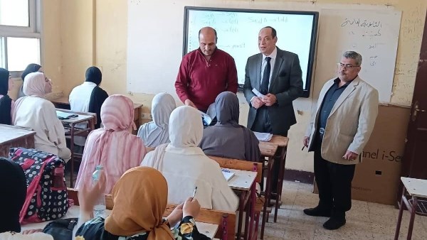 وكيل تعليم القليوبية يفاجئ مدارس الشموت ببنها ويحيل المقصرين للتحقيق