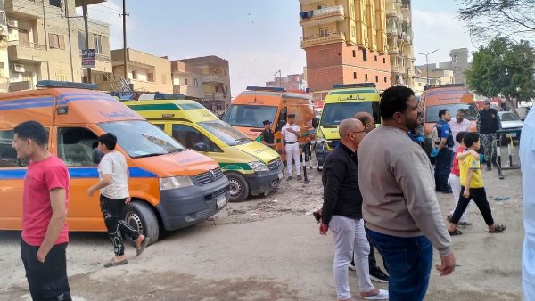 إسعاف لنقل مصابي مصنع غزل المحلة 