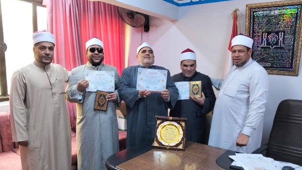 وكيل أوقاف كفر الشيخ يُكرِّم 3 أئمة من ذوي الهمم ببلطيم| صور