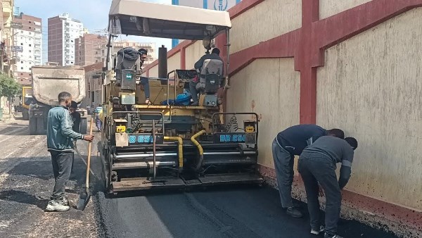 محافظ كفر الشيخ يتابع رصف شارع الحملة الميكانيكية بدسوق | صور