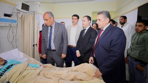 محافظ كفر الشيخ يطمئن على 3 فتيات تعرضن لحادث سير | صور