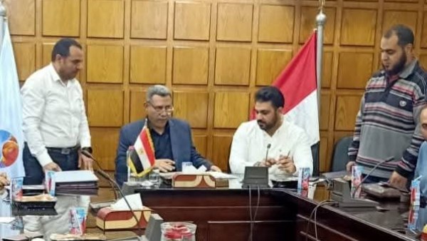 جانب من توقيع 5 عقود 