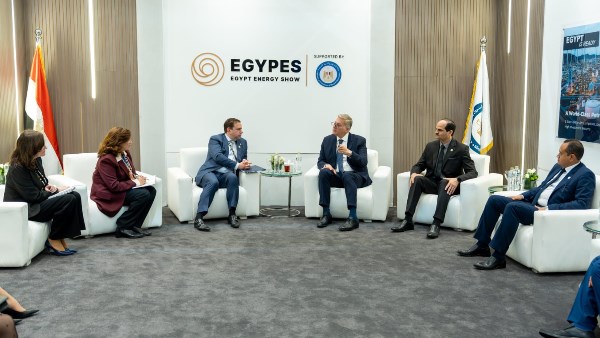 وزير البترول مع قيادات شركة شل 