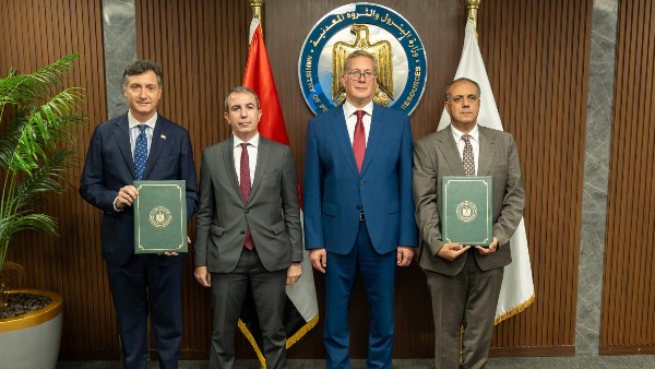 وزير البترول يشهد توقيع مذكرة نوايا مع “إيني” لتجديد الالتزام بمنطقة شمال بورسعيد