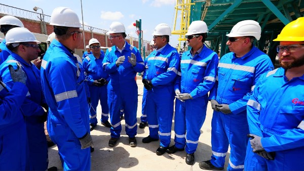 وزير البترول في جولته الميدانية لمواقع الإنتاج والحفارات بالصحراء الغربية