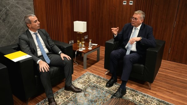 وزير البترول مع مدير عام شركة إينى