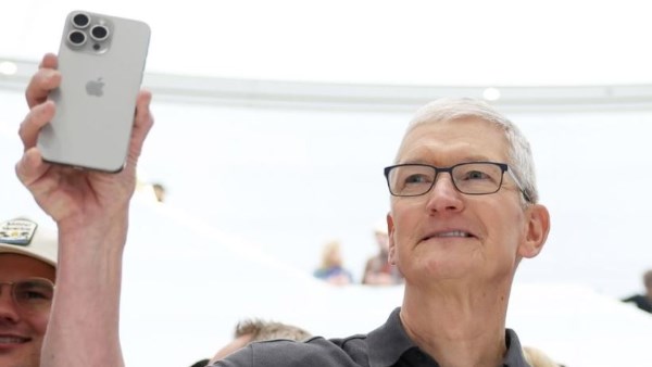 50 عاما من التفوق .. تيم كوك يكشف عن مستقبل مليء بالابتكار والذكاء الاصطناعي