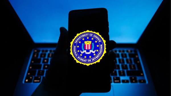 FBI يحذر: تطبيقات خطيرة تسرق البيانات وتحوي برمجيات خبيثة يصعب إزالتها