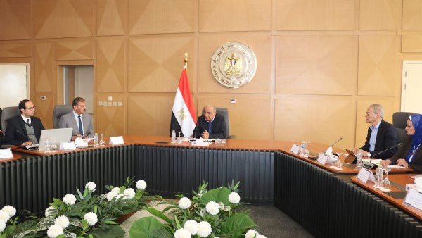 وزير الكهرباء خلال الاجتماع