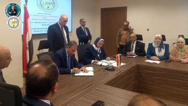 خلال توقيع العقود