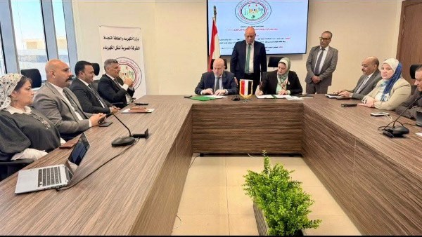 خلال توقيع العقود