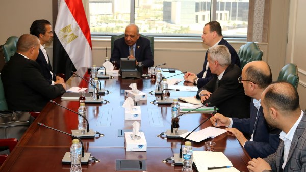 وزير الكهرباء خلال اللقاء