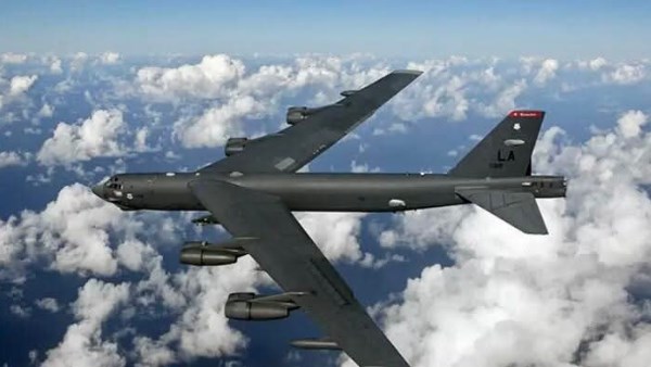 القاذفة بي-52